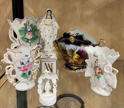 une vitrine en verre sur laquelle sont disposés de nombreux objets décoratifs