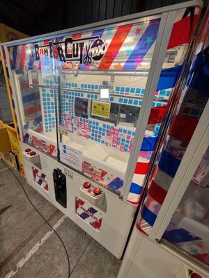 un distributeur automatique installé sur un parking