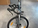 un vélo garé dans une pièce