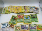 il y a beaucoup de cartes Pokémon dans la boîte