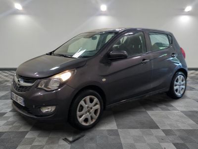 la voiture grise est garée dans le garage sur le sol en damier