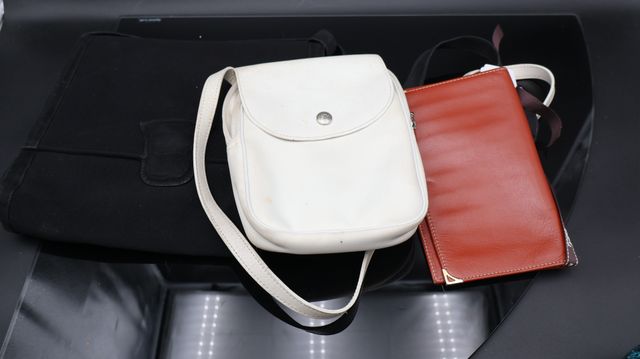 Charles JOURDAN – Sac en toile ; LONGCHAMP – Petite pochette blan...