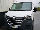 une camionnette blanche garée devant un bâtiment