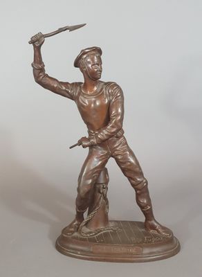 statue en bronze représentant un homme tenant une épée, posée sur un socle en bois