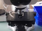 un microscope posé sur une table dans une pièce