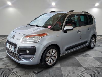 La Citrole argentée est garée dans le garage, sur un sol à damier.