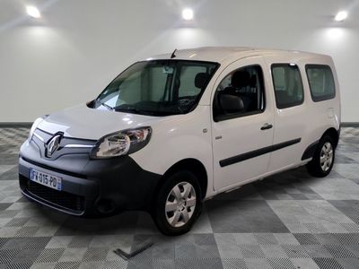 une camionnette blanche garée sur un sol en damier