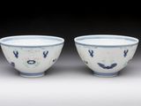 une paire de bols bleus et blancs décorés d'oiseaux et de fleurs