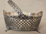 un bol ancien en métal argenté, avec une cuillère au centre