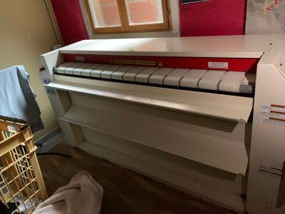 une machine qui se trouve dans le coin d'une pièce