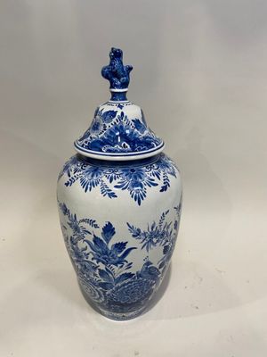 un vase bleu et blanc avec un oiseau dessus