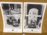 deux photos en noir et blanc d'une voiture garée devant un immeuble