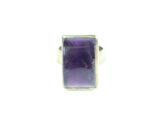 Gros plan sur une bague contenant une pierre violette