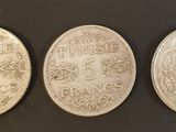 trois types différents de pièces d'argent sur un fond noir