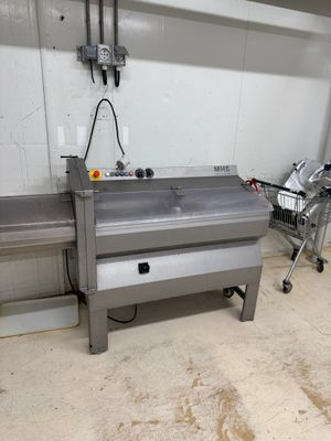 une photo d'une cuisine avec un plan de travail en métal et un chariot