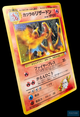 gros plan d'une carte pokemon sur fond noir