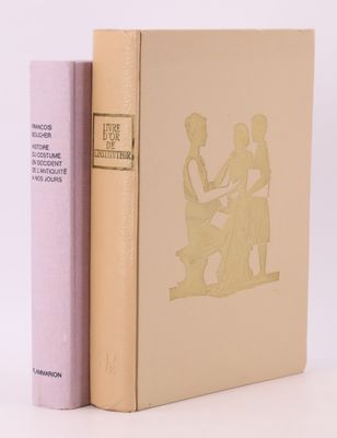 deux livres posés l'un à côté de l'autre sur une surface blanche