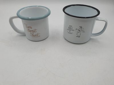 deux tasses à café posées sur une table