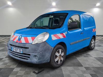 une camionnette bleue avec une bande rouge et blanche sur le côté