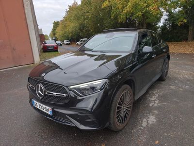 Le SUV Mercedes GLE est garé sur un parking