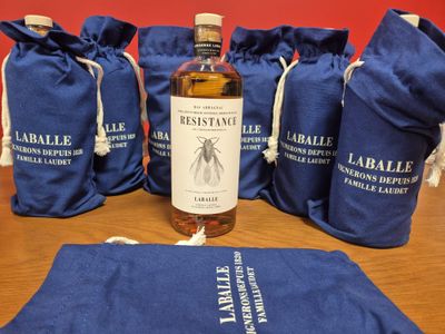 quatre bouteilles de whisky posées sur une table en bois