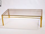 une table basse en verre surmontée d'un cadre doré