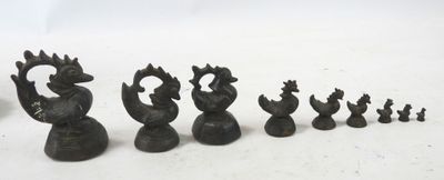 tout un tas de petites statuettes posées sur une table