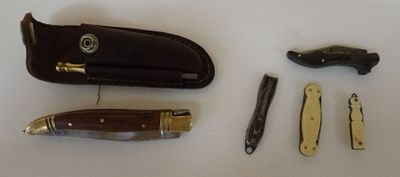 un couteau, un aiguiseur de couteaux et d'autres objets posés sur une table