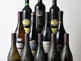 plusieurs bouteilles de vin posées sur une table en bois