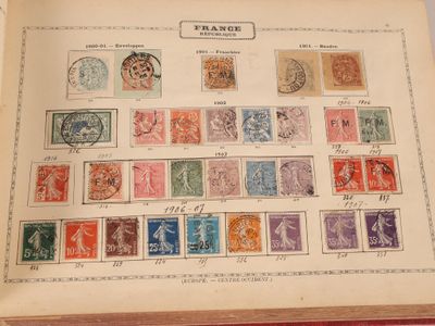 un livre avec beaucoup de timbres