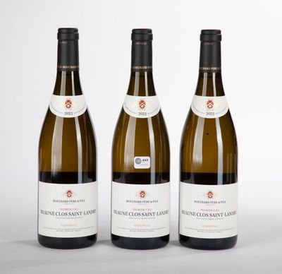 trois bouteilles de vin posées l'une à côté de l'autre sur une table