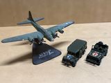 une maquette d'avion et une maquette de camion posées sur une table