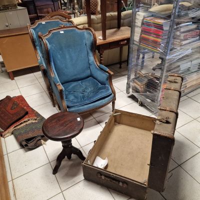 une chaise et une table dans une pièce où il y a beaucoup de meubles