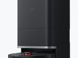 un gros plan d'une enceinte noire posée sur une surface blanche