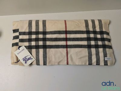 un petit sac muni d'une étiquette, posé sur une table