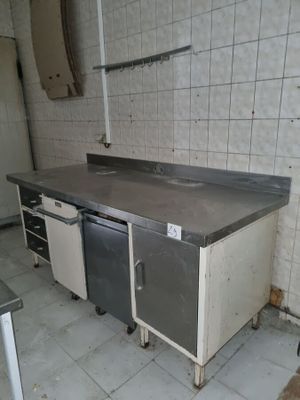 une image d'une cuisine avec un évier et une cuisinière
