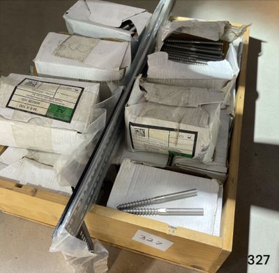 de nombreuses boîtes contenant des papiers et divers objets, posées sur une étagère