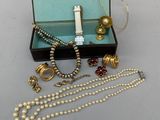 un assortiment de bijoux comprenant un collier, un bracelet et une bague