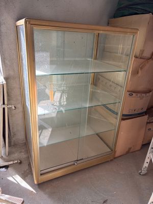 VITRINE en métal doré et verre. - Photo 1