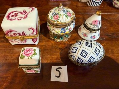 une table sur laquelle sont disposés de nombreux objets décoratifs