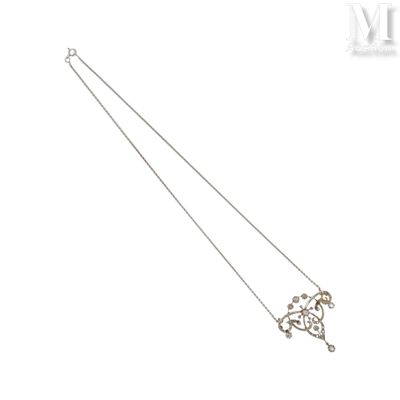 collier plaqué argent dont la chaîne est ornée d'un motif représentant un crâne et des os croisés