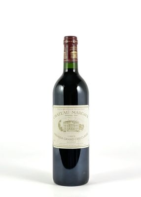 une bouteille de vin posée sur une table
