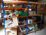 de nombreux cartons et boîtes sur les étagères du garage