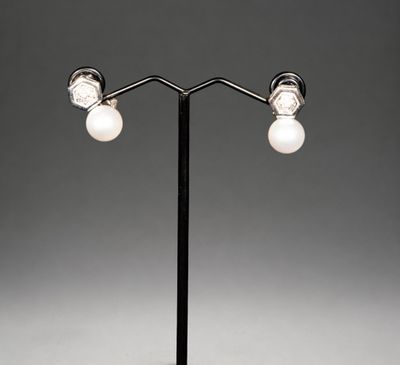 une paire de lampes posées sur un pied en métal noir, équipées d'ampoules blanches
