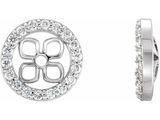 deux bijoux en argent sertis de diamants sur fond blanc