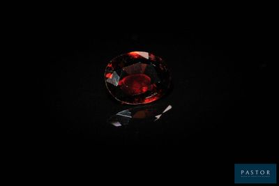 gros plan d'un diamant rouge sur une surface noire