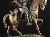 statue représentant une femme à cheval, une lance à la main