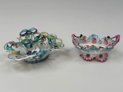 deux petits bols décorés de fleurs, posés sur une surface blanche
