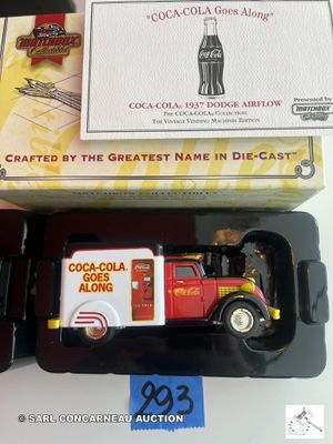un camion Coca-Cola qui se trouve dans une boîte posée sur une table