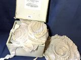 une boîte contenant un bouquet de fleurs blanches